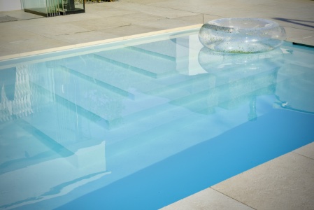 voorbeeld van een wit zwembad in polypropyleen