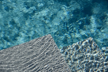 close up van een trap van een zwembad in polypropyleen